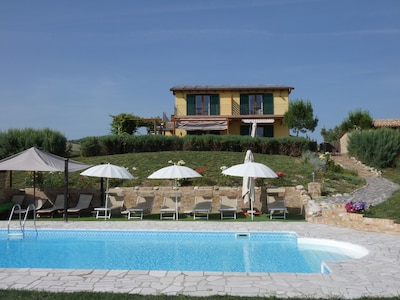 Villa con piscina para 16 personas con increíbles vistas de 360, hermosa ubicación tranquila