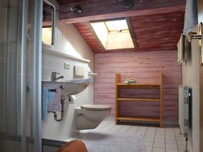 Ferienwohnung 5 Falkensteinblick, 4 Pers., Schlafzimmer, Wohnschlafraum, 60 qm-Bad