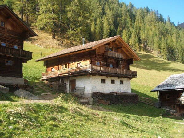 Unsere Almhütte Alfen auf 1.700 m Höhe inmitten der Villgrater Berger