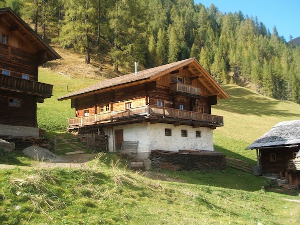 Unsere Almhütte Alfen auf 1.700 m Höhe inmitten der Villgrater Berger