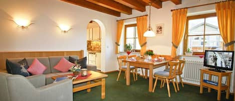 Ferienwohnung Rauschberg 55qm, Balk., Küche, 1 Schlafzimmer, 1 Wohnschlafzimmer-Fewo Rauschberg Wohn-/Essbereich