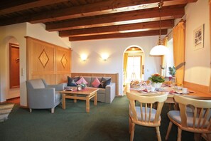 Ferienwohnung Rauschberg 55qm, Balk., Küche, 1 Schlafzimmer, 1 Wohnschlafzimmer-Fewo Rauschberg Wohn-/Essbereich