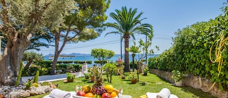 House with views in front of the sea in Alcudia.