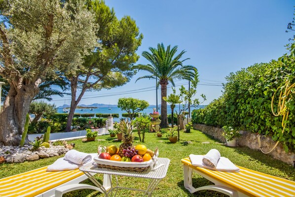 House with views in front of the sea in Alcudia.