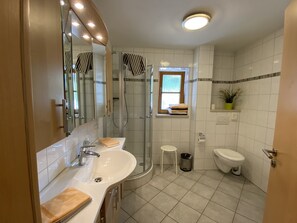 Ferienwohnung 1, 1-2 Personen, 37 qm, 1 Schlafzimmer, sonniger Südwest Balkon-Bad