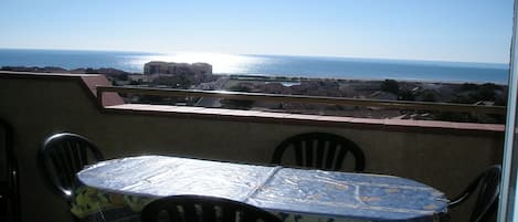 Terrasse équipée ,plein Sud face à la mer méditerranée à 180°