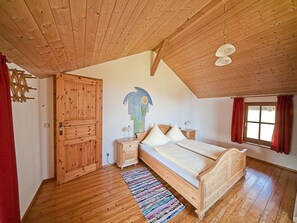 Ferienhaus Sonnenblume 120 qm, Erd- und Dachgeschoss, 4 separate Schlafzimmer-Schlafzimmer Eltern