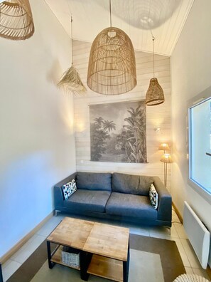 Le salon. The living room.