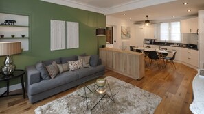 La pièces principale, au coeur de l'appartement, séparant séjour et cuisine 