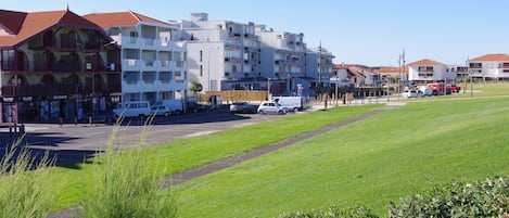 Butte verte devant la résidence