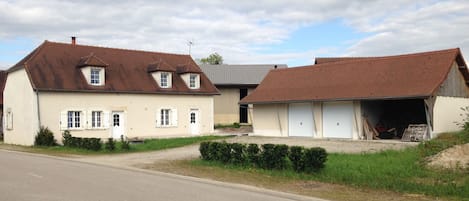 vue d'exterieure de la maison et de son garage