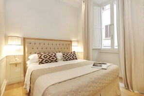 Bedroom with queen size bed and memory foam mattress and pillows