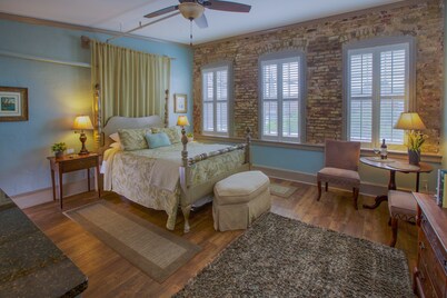 ON THE MARKET - CHARMING STUDIO IN THE HEART OF HISTORIC DOWNTOWN! 