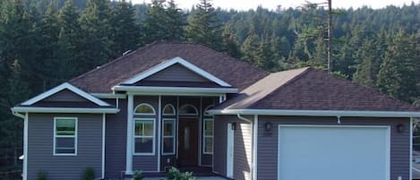 Kodiak Alaska Executive Modern Vacation Rental Home With Huge Heated Garage. 