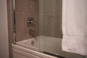 Master Bedroom Tub/Shower