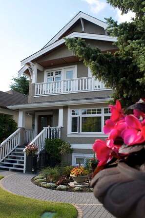 Front of the House for your exclusive use including front yard