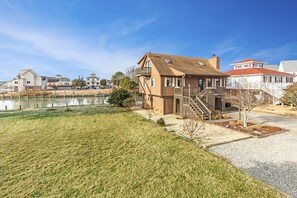 A fabulous 3 Bedroom/2 Bath Waterfront Dream House that sleeps 8.