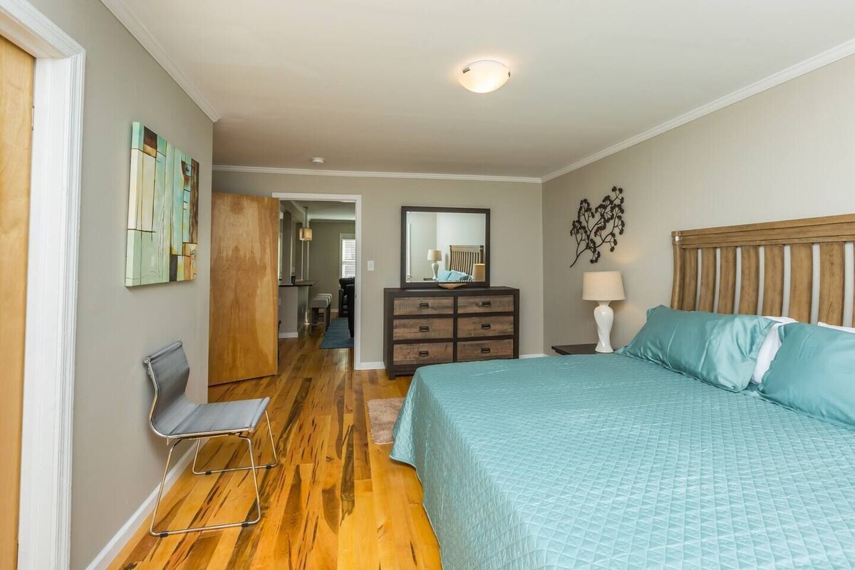 Stylish 1BR Apt w/KING Bed in Central Location