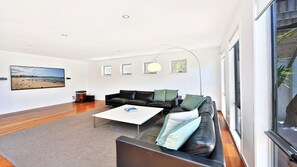 Palm Oasis I Relaxing Lounge with TV 