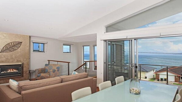 Surf Mist i Open plan dinning with entertainment deck