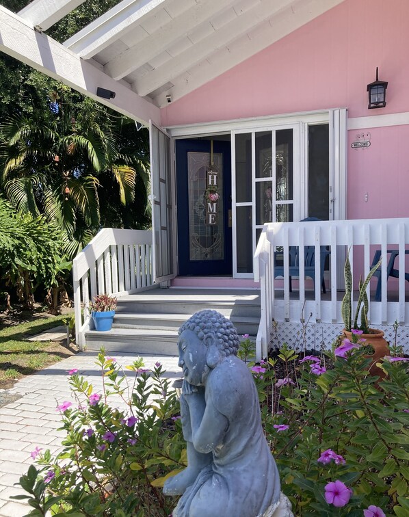 WINTER ‘26,Nov-January Open!..
Comun. POOL! Walk to Beach!! Newly Renovated!