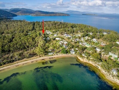 Three Beaches - chic eco home a moment from the beach in pristine Tasmania