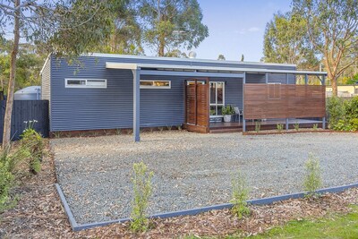 Three Beaches - chic eco home a moment from the beach in pristine Tasmania