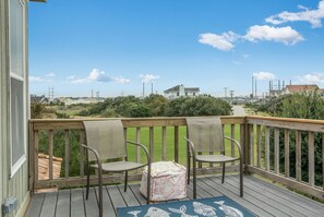 B10: Bay Meadow 10 | Top Level Sun Deck