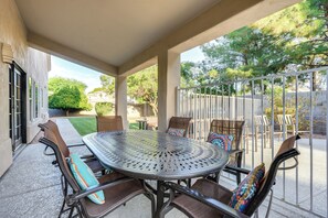 Patio w/ Outdoor Dining
