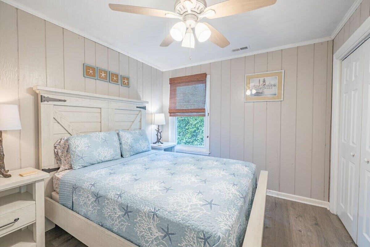 Entire Beach House! Comfy Beds, Cable, Wi-Fi, Grill, 2 blocks to beach!