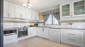 Sea Gem | Chef's Kitchen | 3km to IGA Supermarket