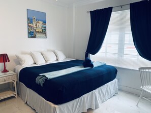 The king size bed with a very comfortable mattress 
