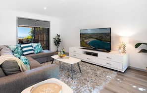 Heights Hideaway | Living Room | Smart TV | WiFi
