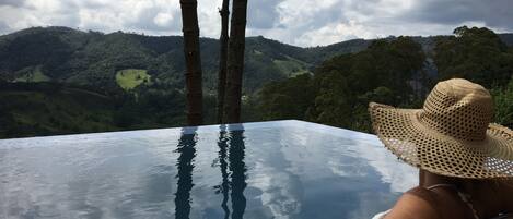 jacuzzi com borda infinita
e belo visual das montanhas