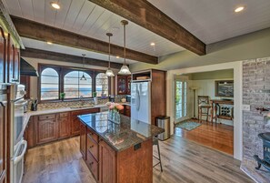 Kitchen | Dishwasher | Breakfast Bar