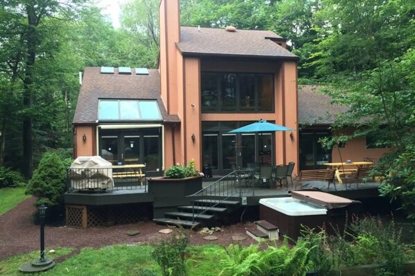 7 Person Hot Tub Outside and plenty of seating with 2 picnic tables
