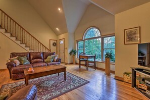 Living Room | Free WiFi | Central Heating & A/C | Gas Fireplace