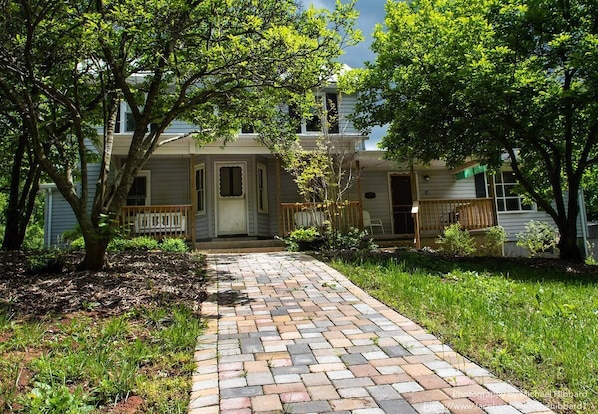 Come enjoy the scenic Shenandoah Valley in this cozy country home!