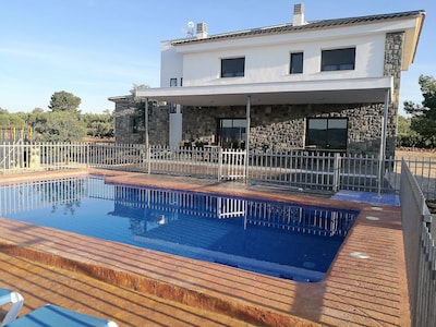 Exclusive villa in Valencia inland, private pool, football and basketball court