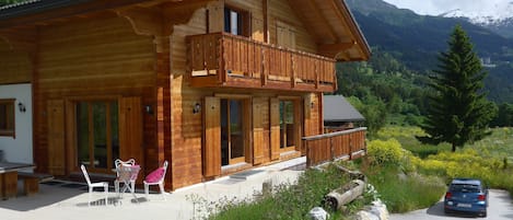 Sunny, newly built Chalet for 6 people with stunning views