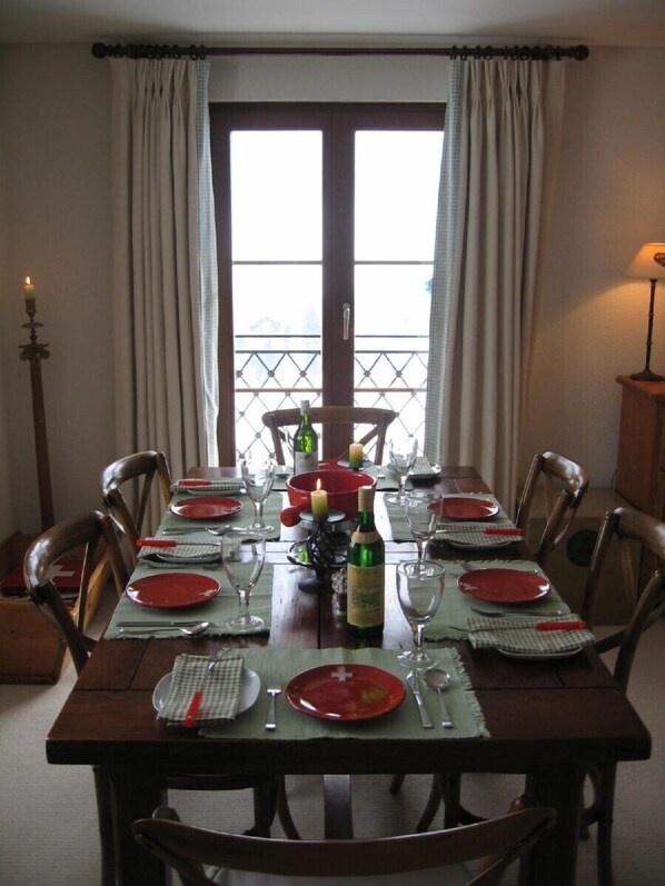 Dining area in the salon, seats 8