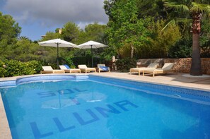 La piscina esta soleada del principio del dia al final, perfecta situacion