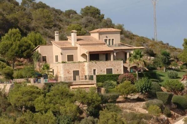 casa grandiosa encima de un pequeño monte de una pequeña población