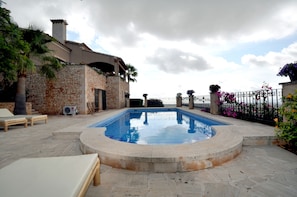 zona de la piscina con vistas panoramicas al levante de Mallorca. piscina de 9x4