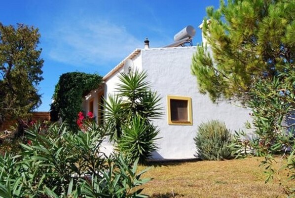 Vila Celeiro - side view, from garden