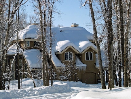 View of the front of the townhomes in the winter snow