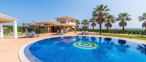 Moderne Finca mit Pool und Kinderspielplatz auf Mallorca 