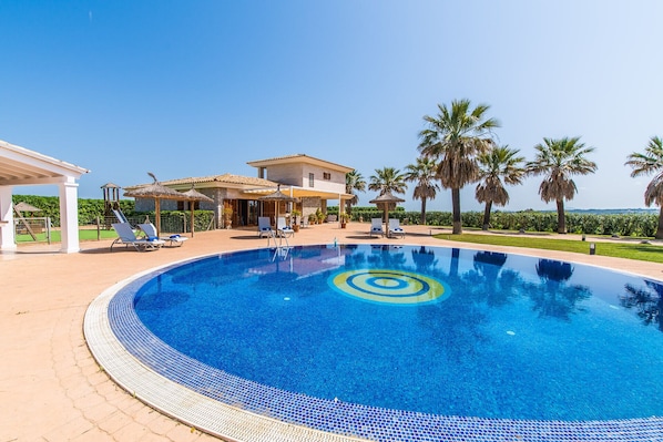 Moderne Finca mit Pool und Kinderspielplatz auf Mallorca 