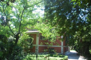 house in the garden - casa nel giardino