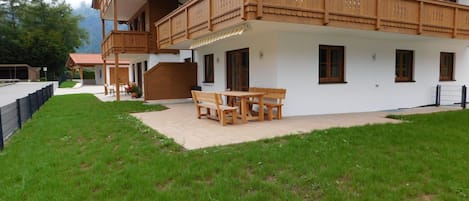 Ferienwohnung mit Terrasse 64,5 m², 2-4 Personen, Schlafzimmer,-Erdgeschoßwohnung mit möblierter Terrasse